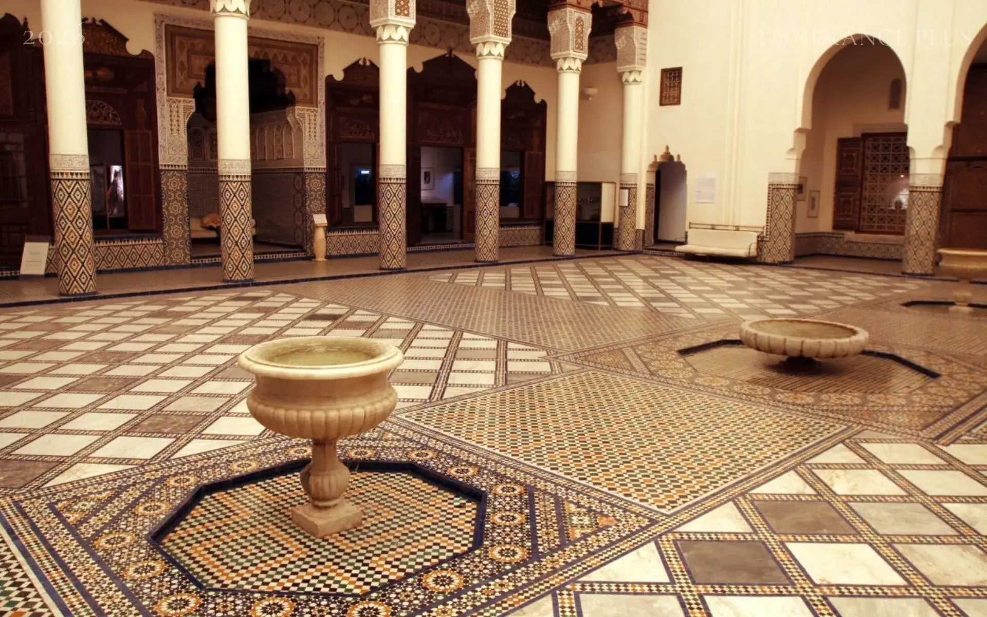 ¿Por qué la lámpara monumental del patio central es un sol de acero?