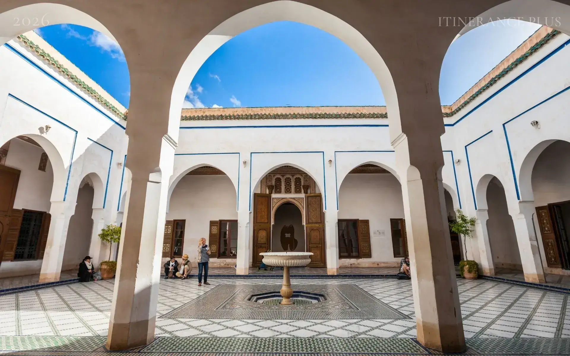 ¿Cómo captura el Gran Patio de Honor la inmensidad del cielo?