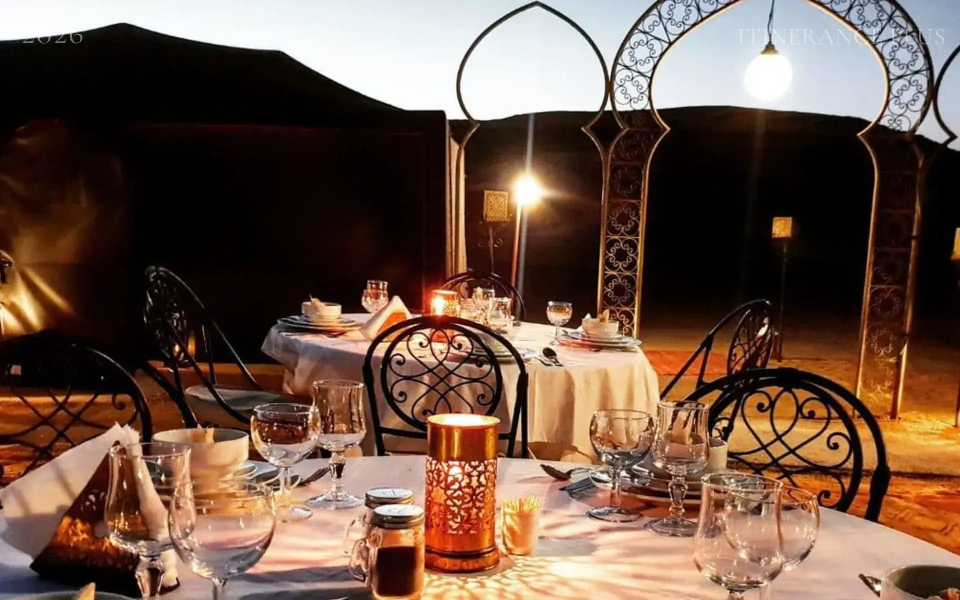 Diner Spectacle Agafay : Soirée Magique Sous les Étoiles Depuis Marrakech à Désert d'Agafay. au Maroc - excursion premium avec Itinerance Plus