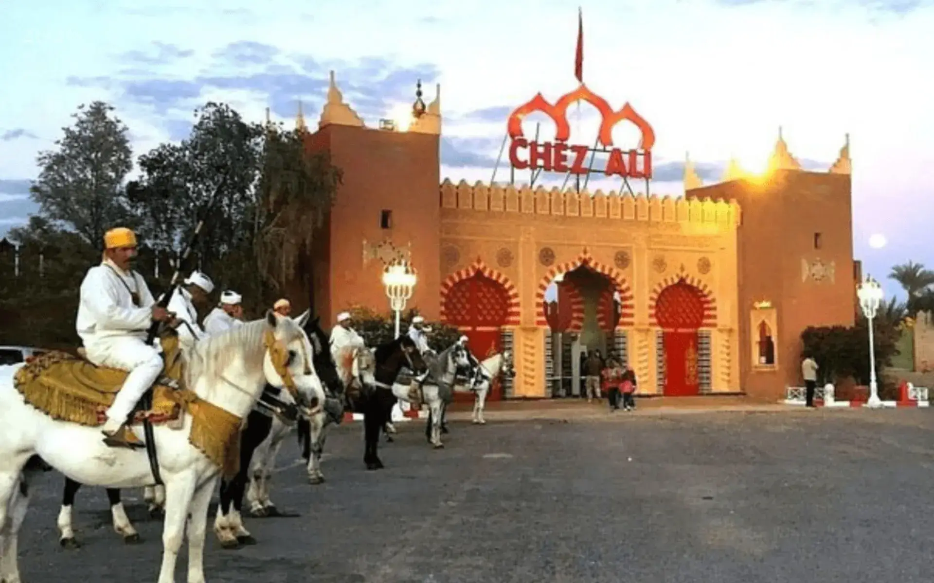 Fantasia Chez Ali : le Diner-spectacle Incontournable à Marrakech à Palmeraie de Marrakech. au Maroc - excursion premium avec Itinerance Plus